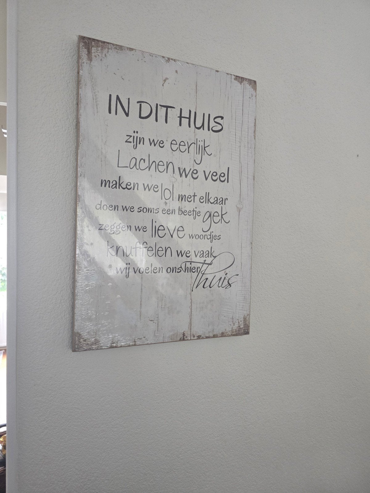 Nieuw wandbord met tekst 'In dit huis', Hout, Nieuw, Ophalen of Verzenden, Wandbord of Wandpaneel