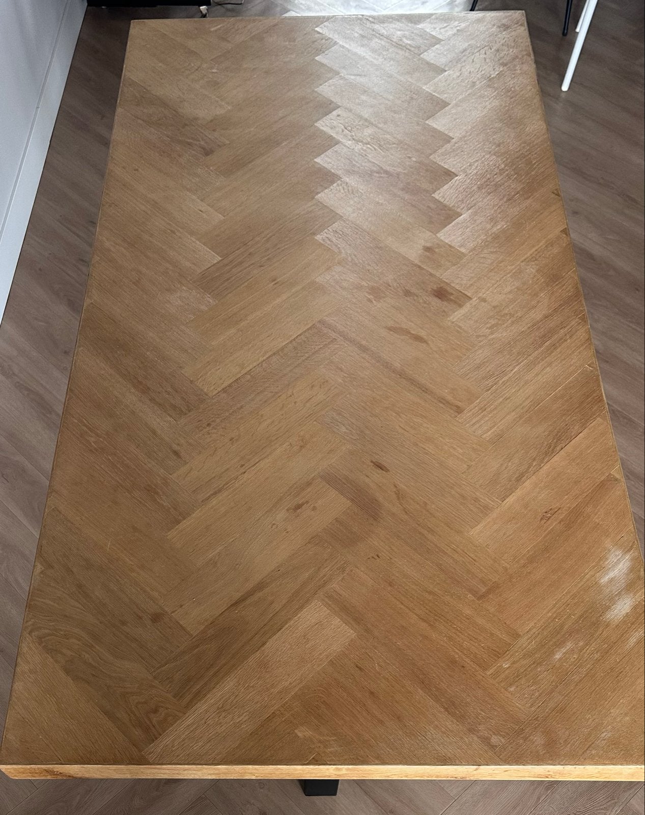 Eikenhouten eettafel met visgraatmotief en metalen onderstel, Huis en Inrichting, Tafels | Eettafels, Gebruikt, 50 tot 100 cm