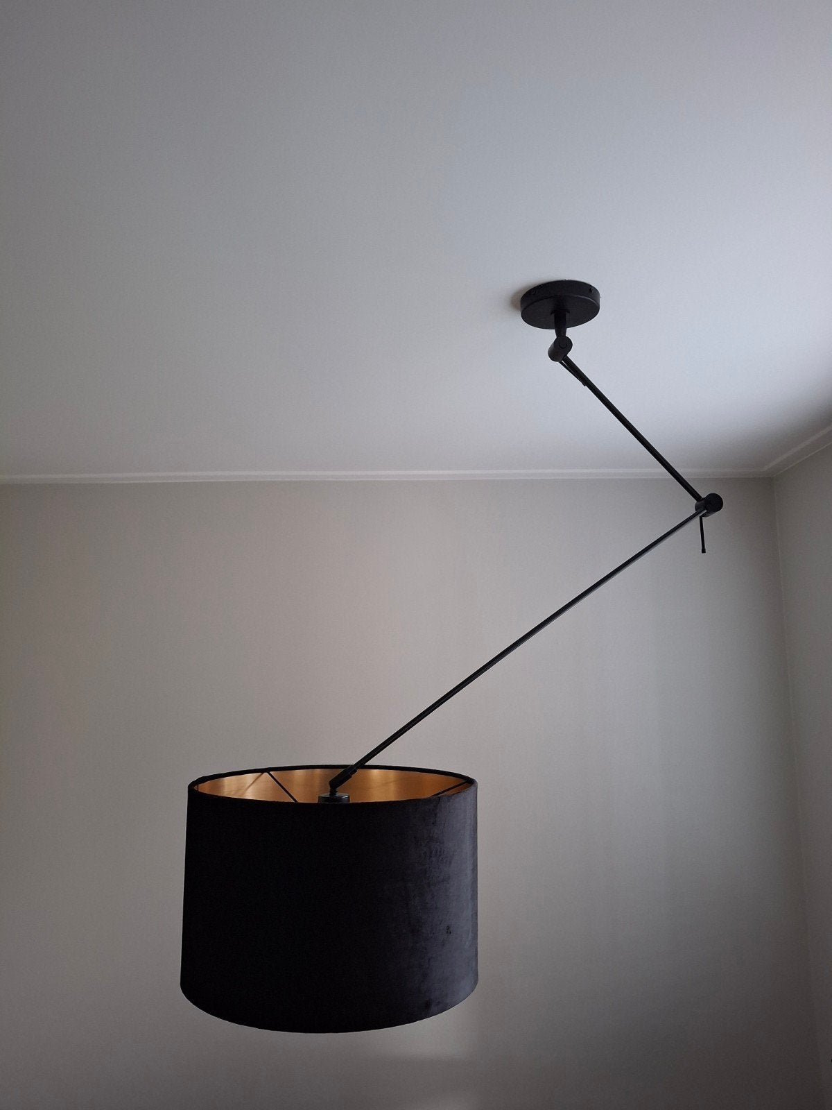 Zwarte Zwenkarm Plafondlamp met Fluweel Gouden Kap, Ophalen, Metaal, E27 (groot), Zo goed als nieuw