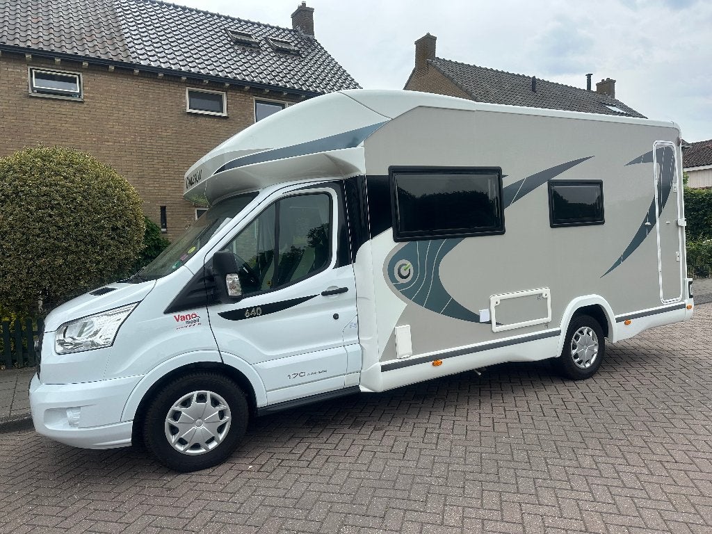 on 640 Titanium in nieuwstaat met veel extra’s, Automaat, Luifel, Ford, Chausson