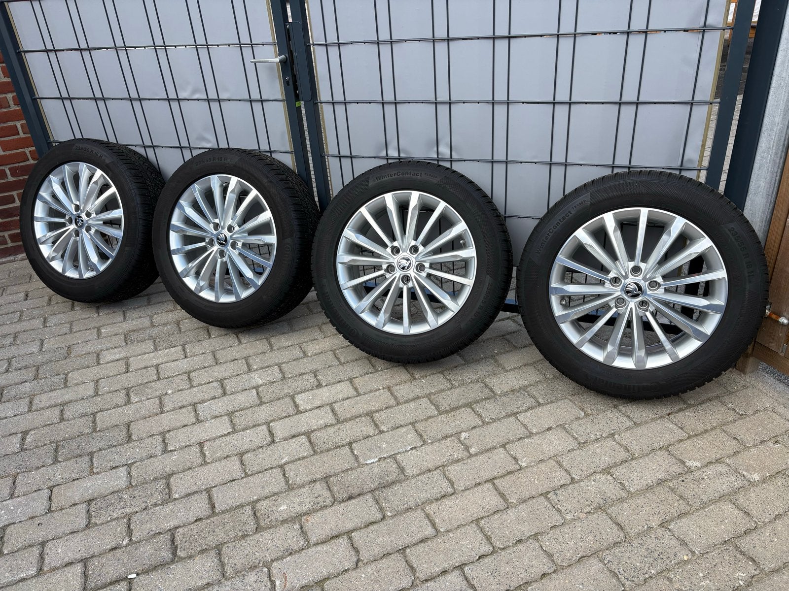 Winterbanden met velgen 235/55 R18 H - Skoda, Auto-onderdelen, Banden en Velgen, Ophalen, 18 inch, Gebruikt, Banden en Velgen