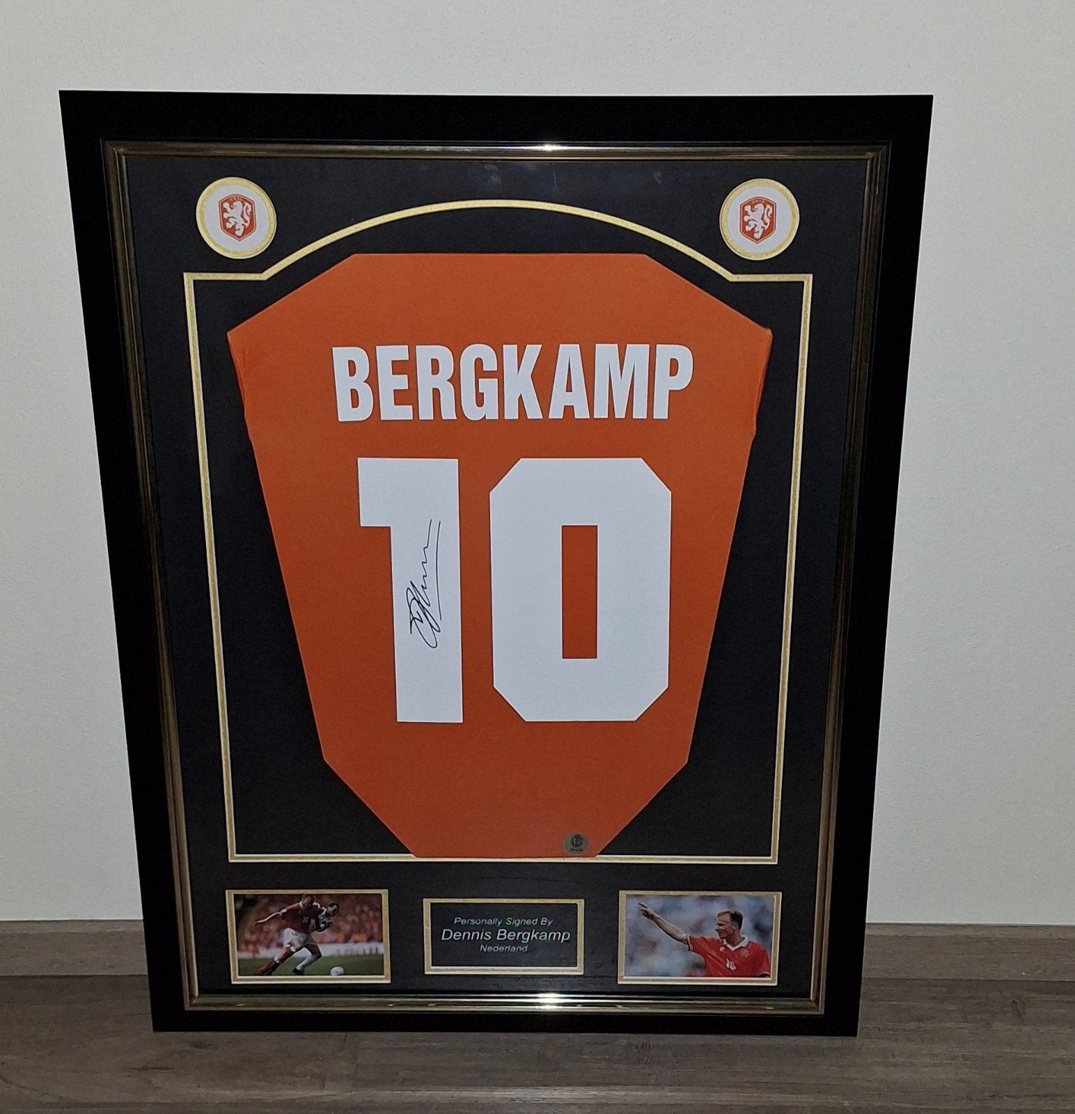 Ingelijst Ned Elftal shirt gesigneerd door Bergkamp met COA, Ophalen of Verzenden, Zo goed als nieuw, Overige binnenlandse clubs