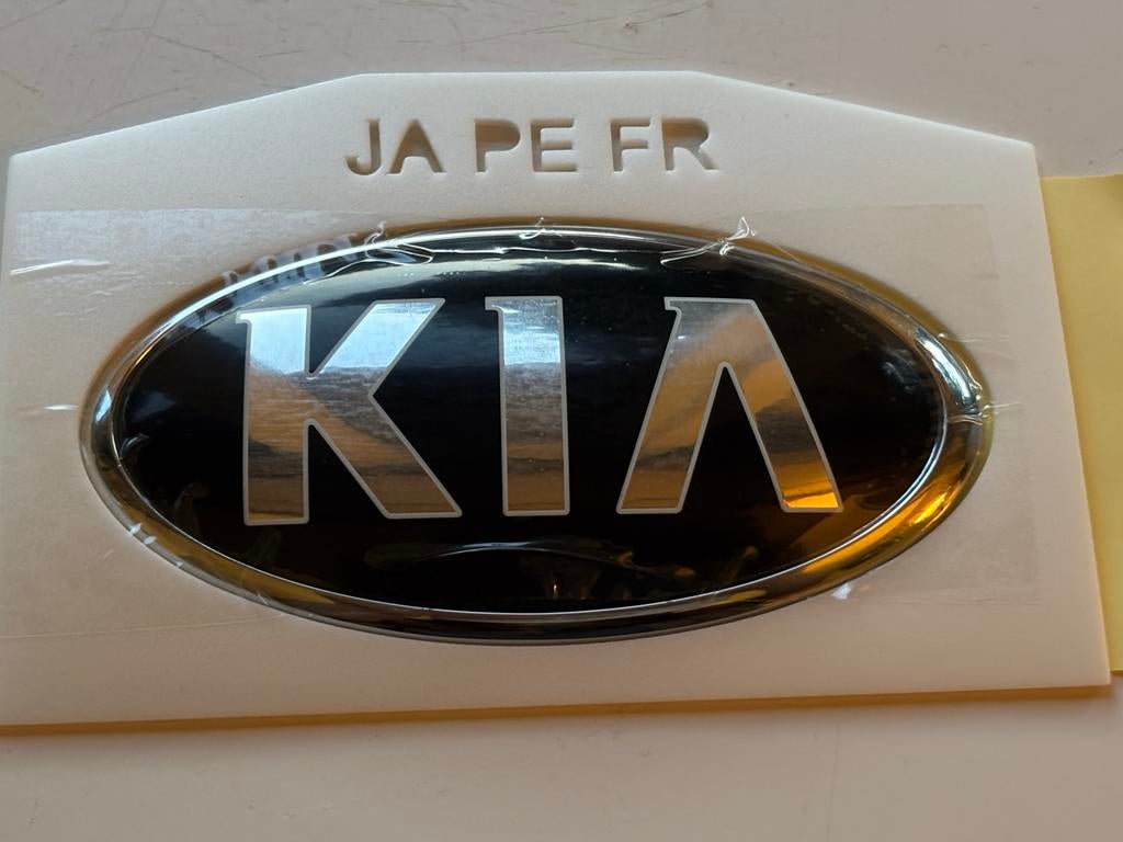 Nieuw origineel Kia Picanto (JA) embleem voorzijde, Kia, Voor, Nieuw, Ophalen of Verzenden