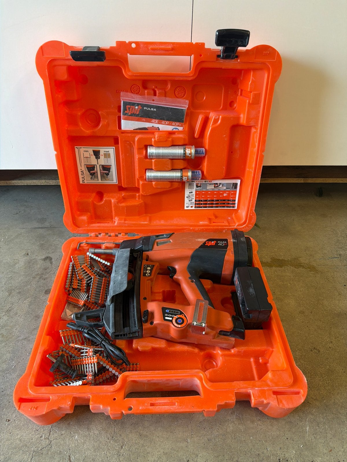 SPIT Pulsa 40P Spijkerpistool met accessoires, Ophalen of Verzenden, Zo goed als nieuw