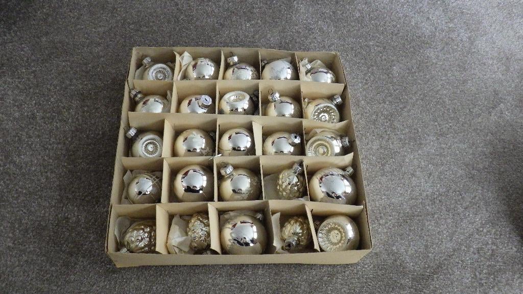oude kerstballen, deukballen, dennenappels, Diversen, Kerst, Ophalen of Verzenden