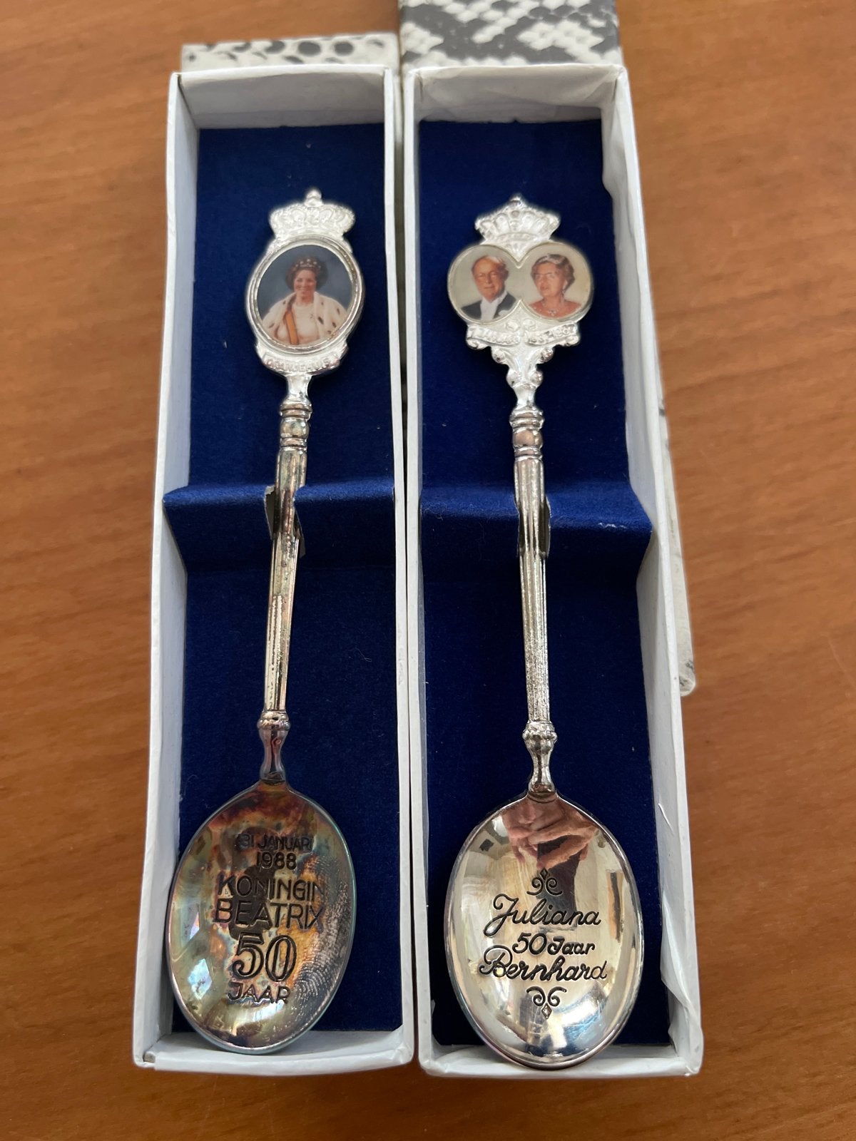 Koninklijke Herdenkingslepels Beatrix en Juliana/Bernhard, Ophalen of Verzenden, Zo goed als nieuw, Nederland, Speld(je) of Lepel(tje)