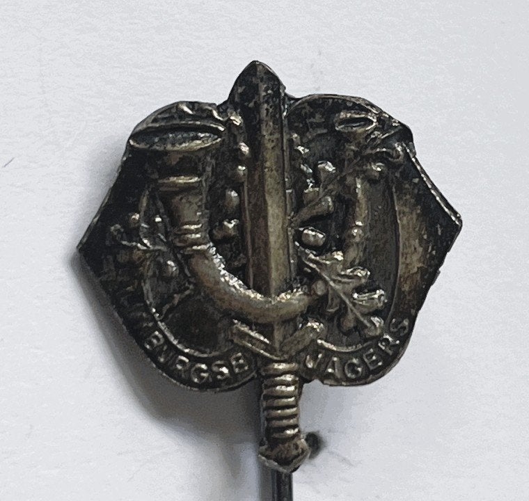 Limburgse Jagers - speld embleem Nederlandse Leger, Verzamelen, Verzenden, Landmacht, Nederland, Embleem of Badge