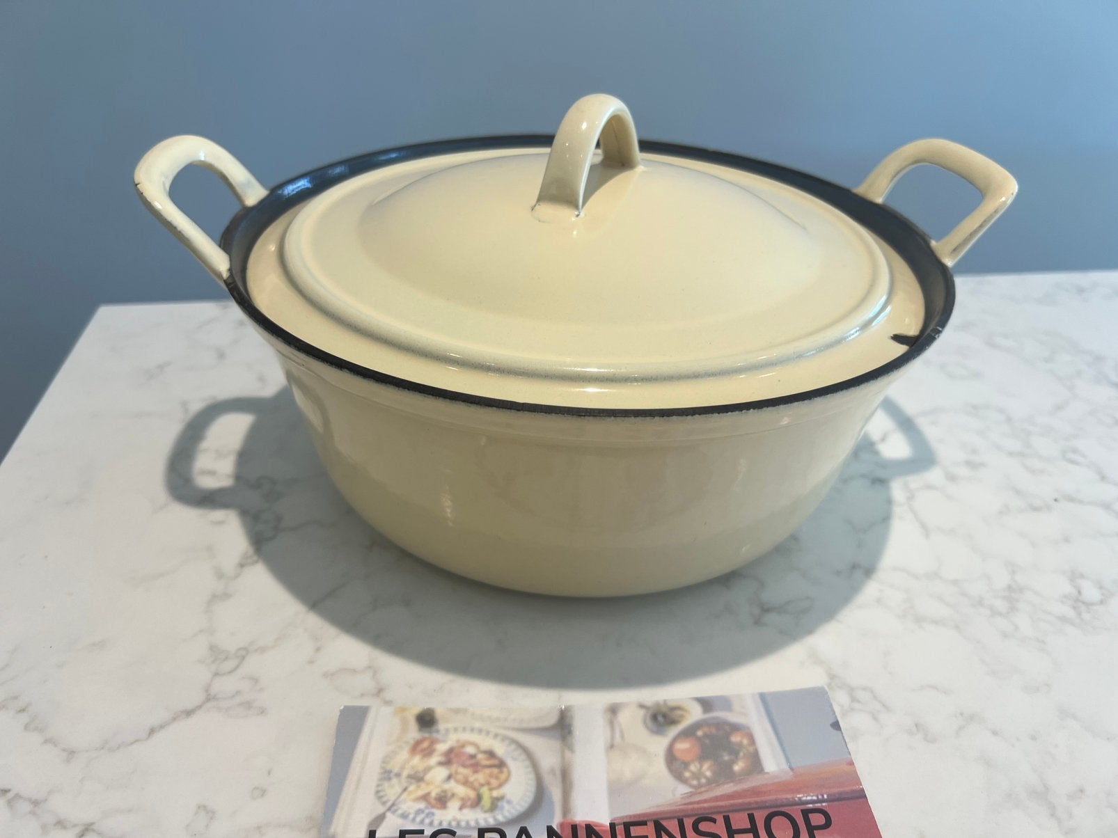 Vintage gietijzeren braadpan 26 cm creme wit in goede staat, Gebruikt, Met handvatten, Ophalen of Verzenden, Onbekend