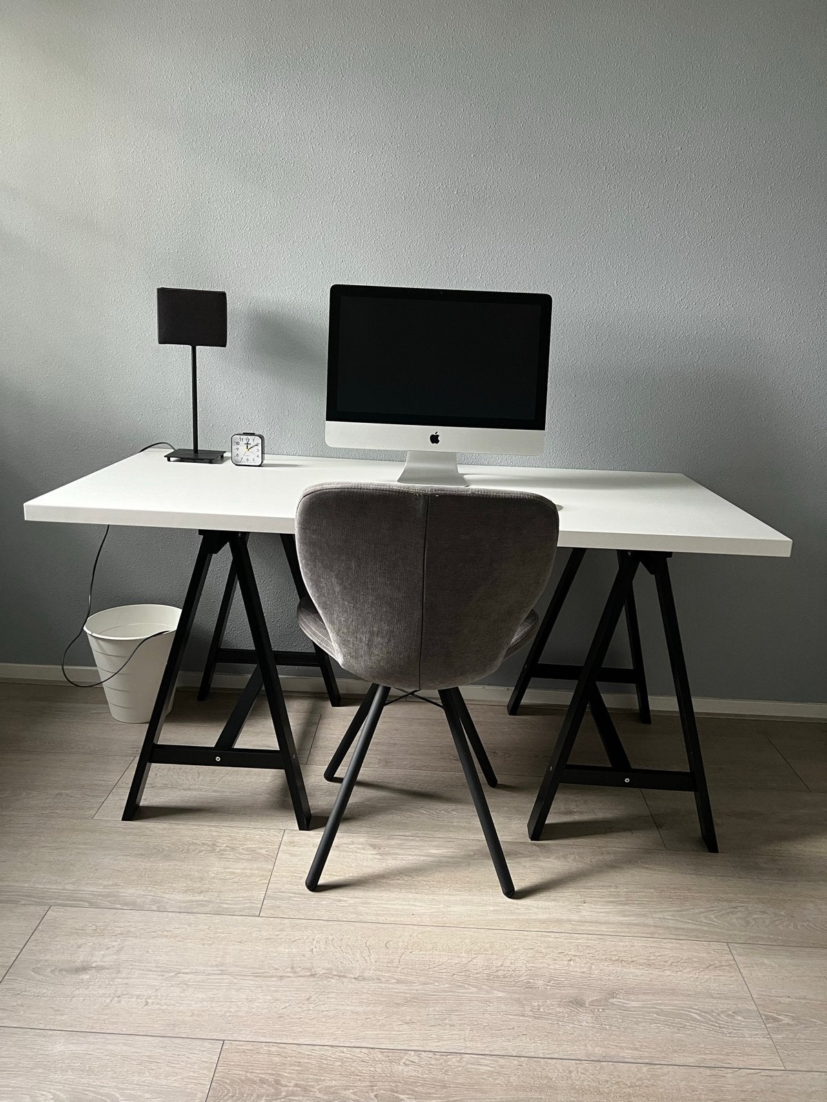 Bureau met Zwarte Schragen + Grijze Velvet Stoel, Ophalen, Demontabel, Gebruikt, Scandinavisch