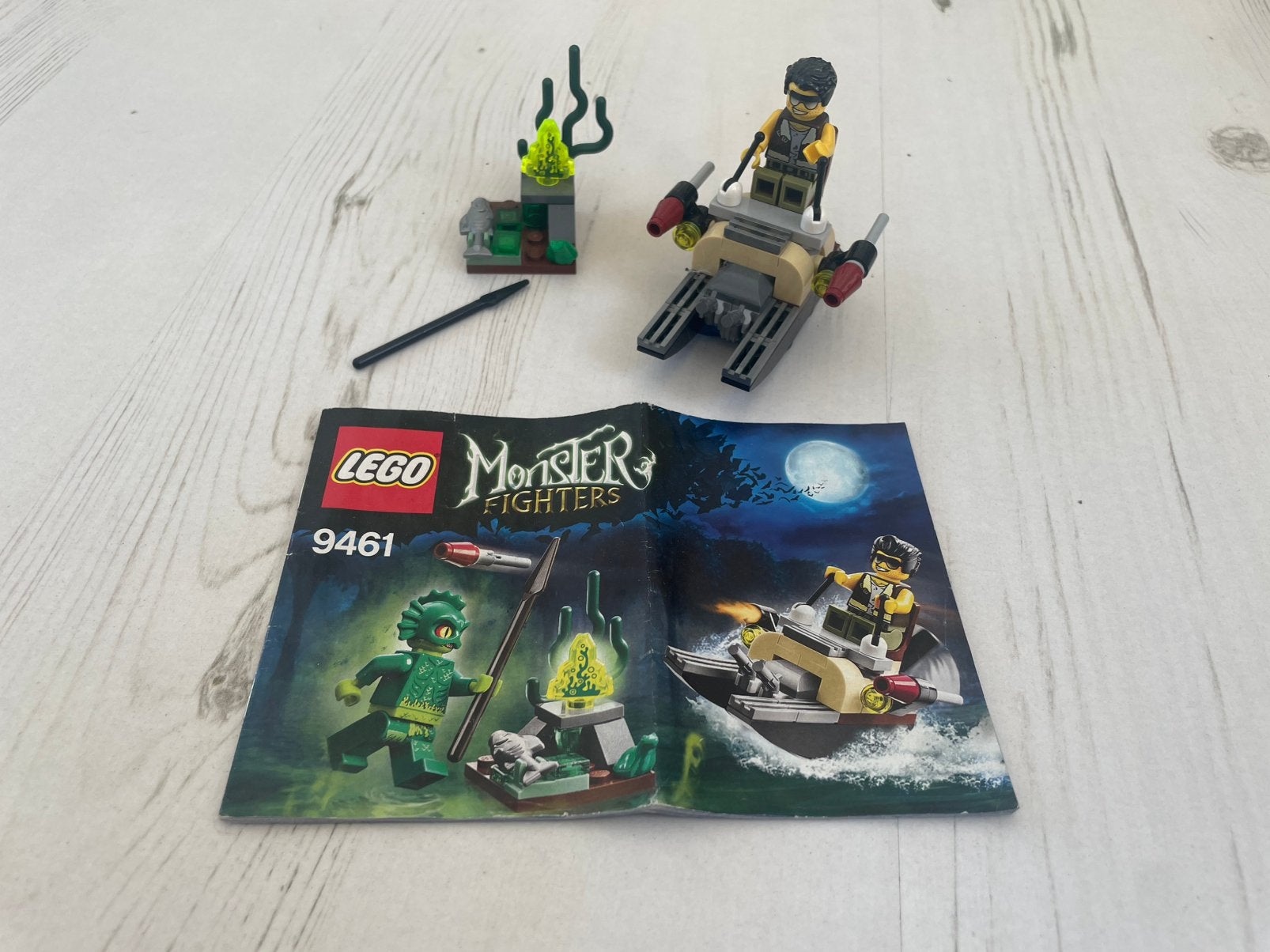 Lego Monster fighters 9461 incl boekje en 1 minifigure, Ophalen of Verzenden, Zo goed als nieuw