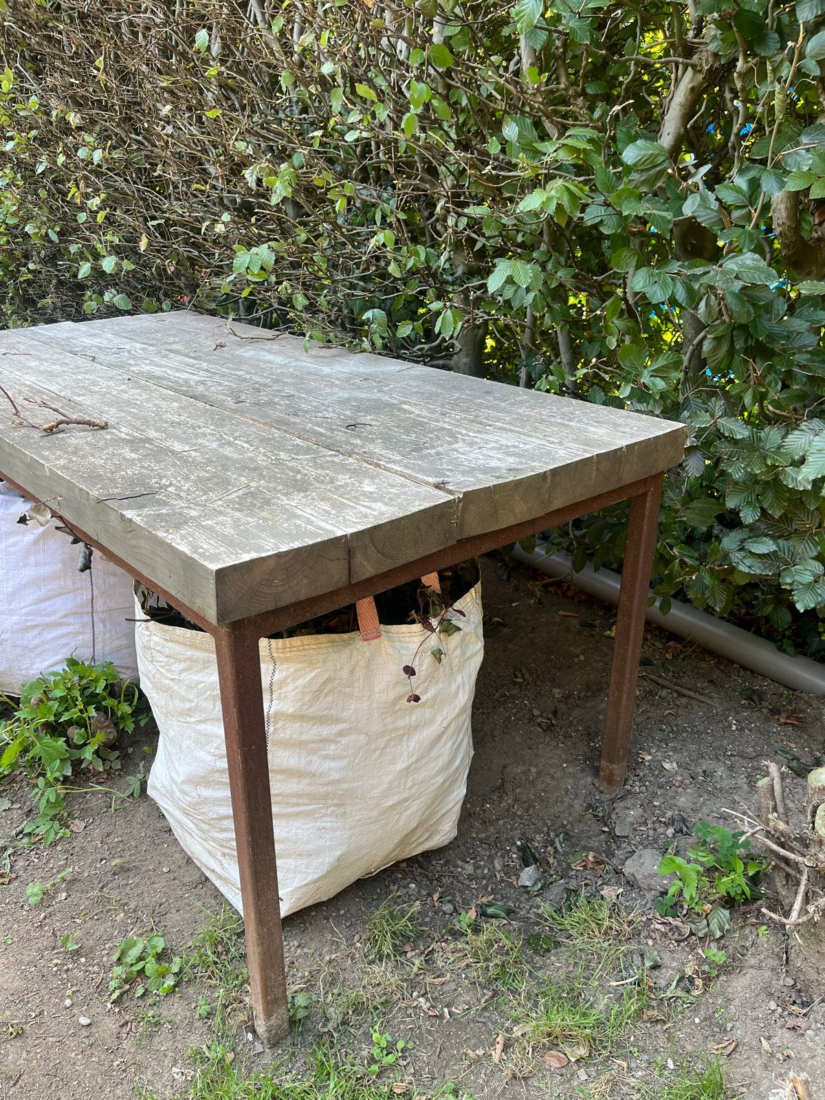Opknapper: Houten tuintafel met metalen onderstel, Tuin en Terras, Ophalen, Gebruikt, Rechthoekig, Hout
