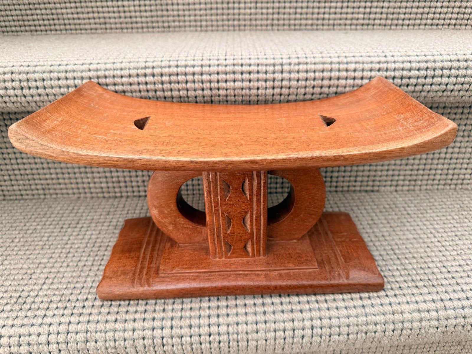 Handgesneden Ghanese hoofdsteun van hout, Antiek en Kunst, Hout, Bruin, Afrika, Overige typen