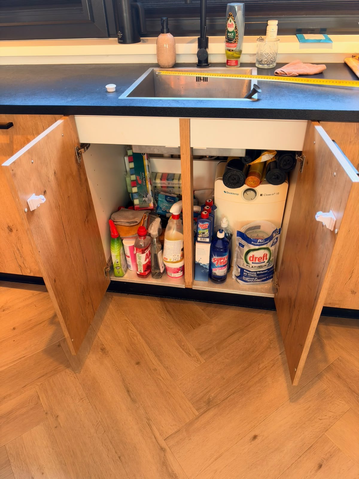 Foto 17 van Rustiek eiken U keuken met gasoven en koel/vriescombinatie
