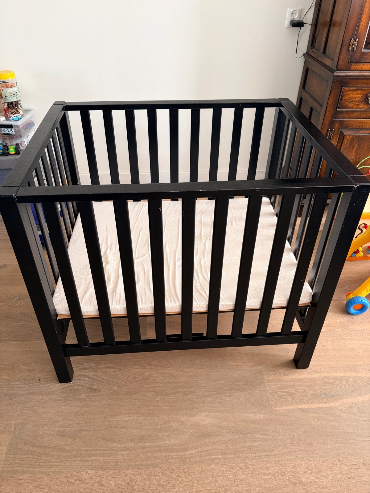 Zwarte box met gebruikerssporen, Kinderen en Baby's, Boxen, Ophalen, Gebruikt, Rechthoekig, In hoogte verstelbaar