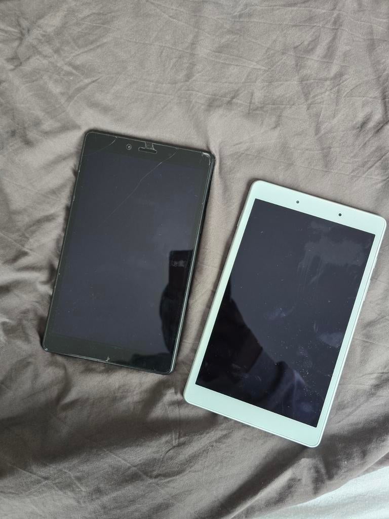 2x Tablet: werkend met hoes, 32 GB, 8 inch, Ophalen of Verzenden, Zo goed als nieuw