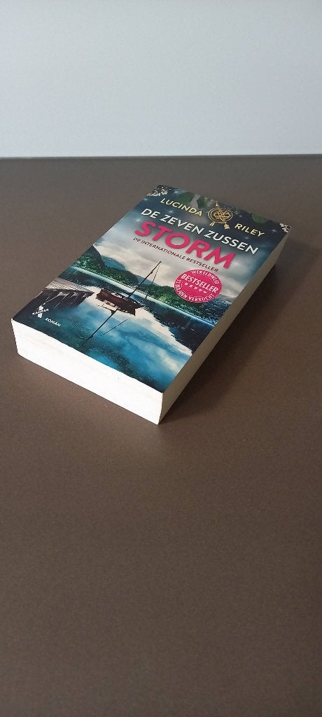 De zeven zussen, Storm, dl 2, Lucinda Riley, Ophalen of Verzenden, Zo goed als nieuw, Nederland