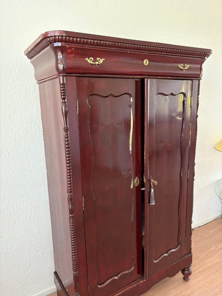 Mooie oude meidenkast dieprode kleur, Ophalen, Met deur(en), Gebruikt, Minder dan 150 cm