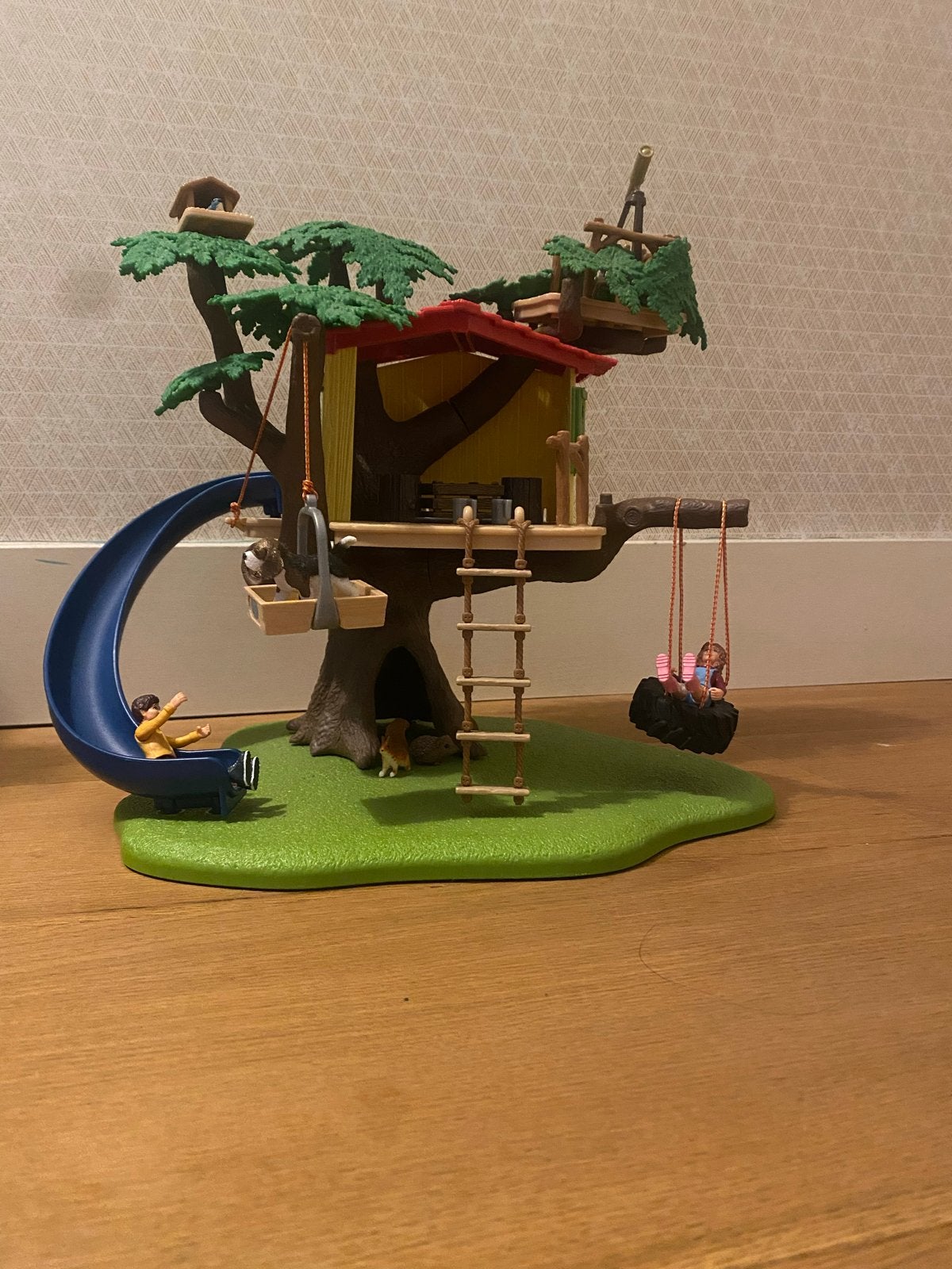 Schleich Boomhut met glijbaan en accessoires, Ophalen of Verzenden, Zo goed als nieuw