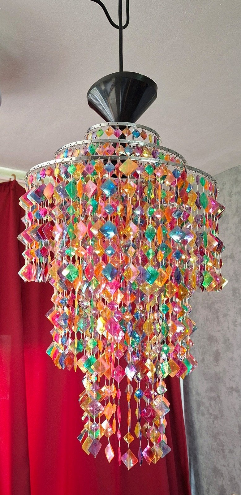 Kleurrijke kroonluchter met kristallen hangers, Huis en Inrichting, Ophalen of Verzenden, Zo goed als nieuw, Metaal