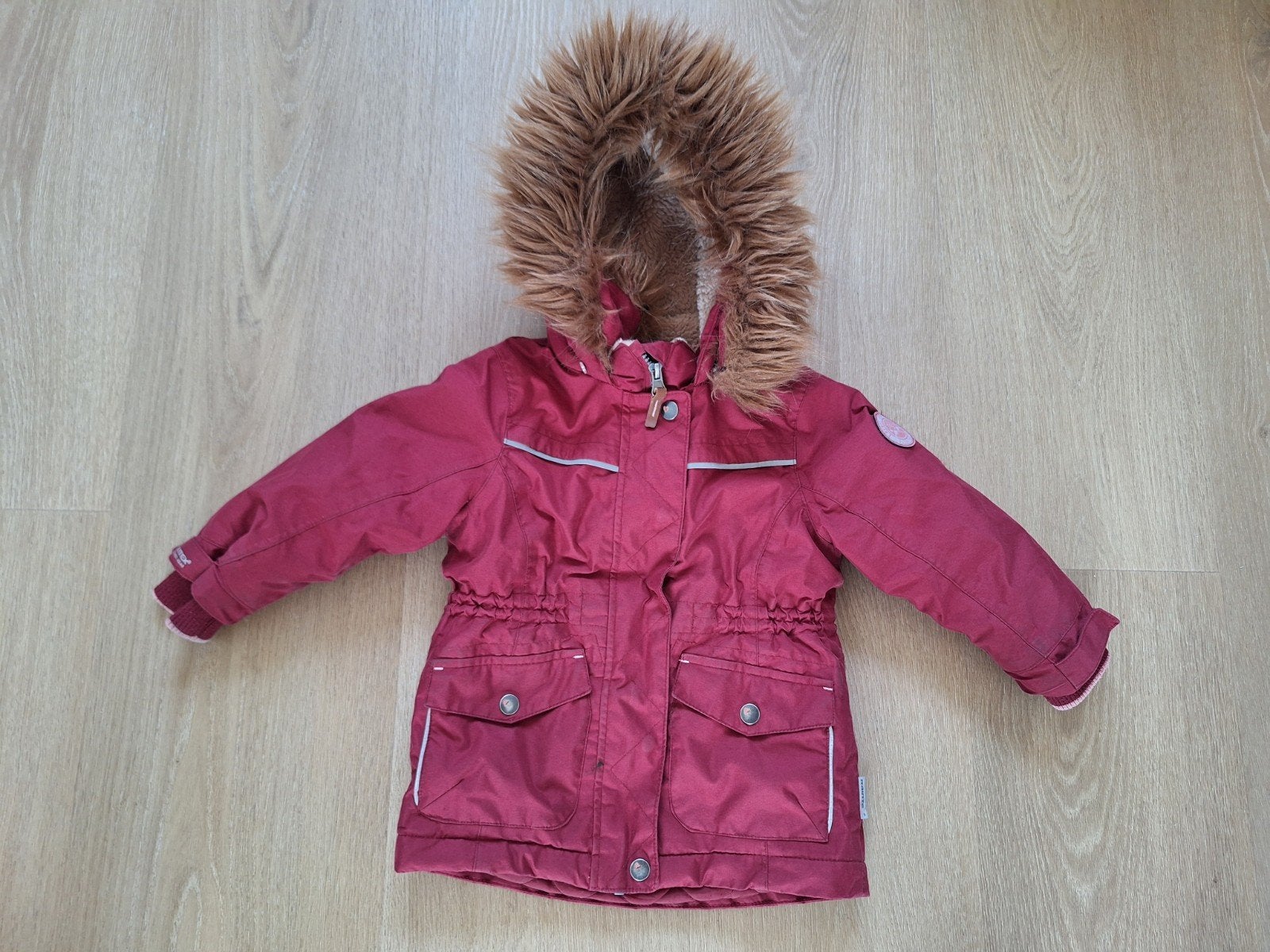 Rode kinderwinterjas C&A maat 92 met capuchon en zakken, Kinderen en Baby's, Kinderkleding | Maat 92, Ophalen, Gebruikt, C&A, Meisje