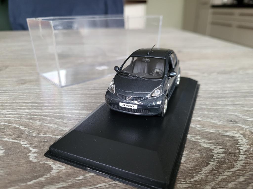 Toyota Aygo minichamps schaal 1:43, Hobby en Vrije tijd, Modelauto's | 1:43, Ophalen of Verzenden, Zo goed als nieuw, Auto, MiniChamps