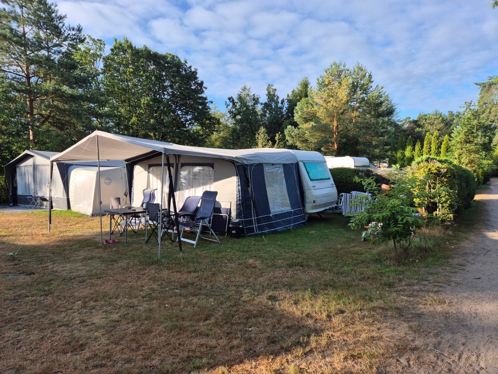Adria 431DD caravan met voortent en fietsenrek, Caravans en Kamperen, Caravans, Treinzit, 750 - 1000 kg, Particulier, Adria
