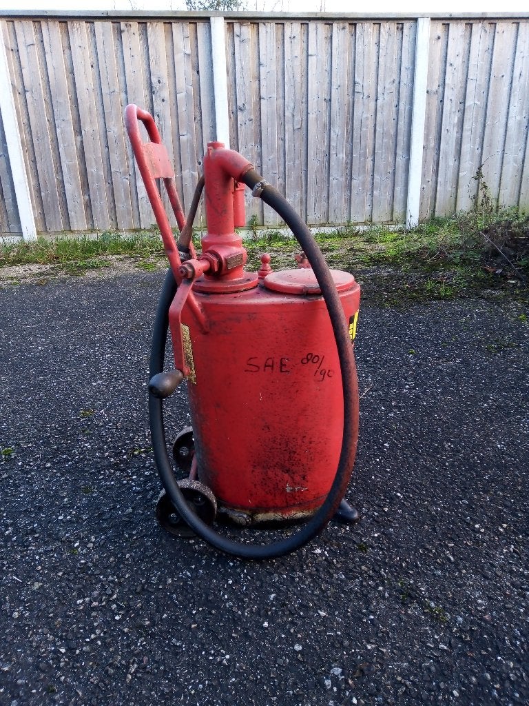 Vintage oliepompwagen, Ophalen