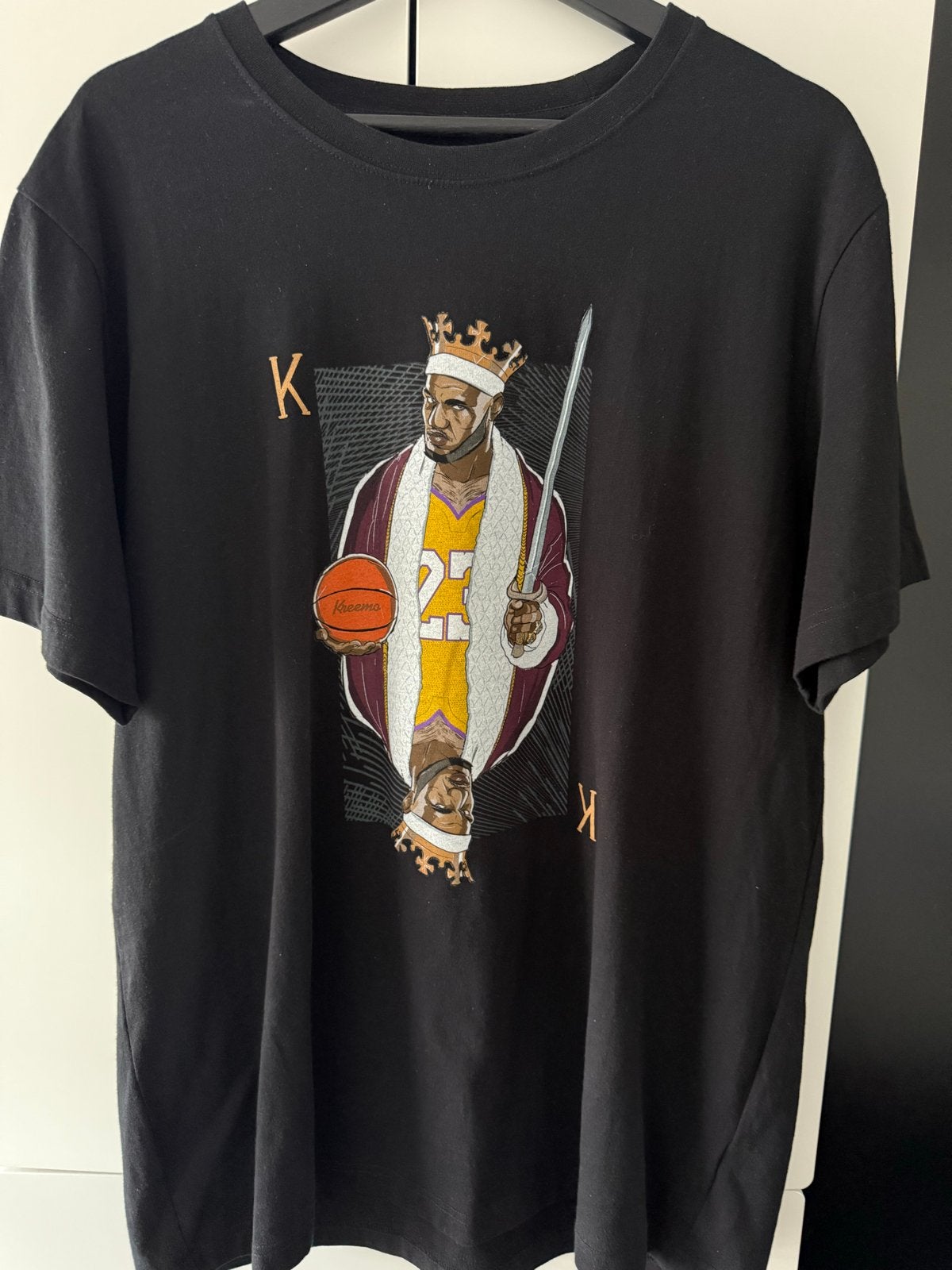 Mister Tee LeBron James King T-shirt, Ophalen of Verzenden, Nieuw, Maat 52/54 (L), Zwart