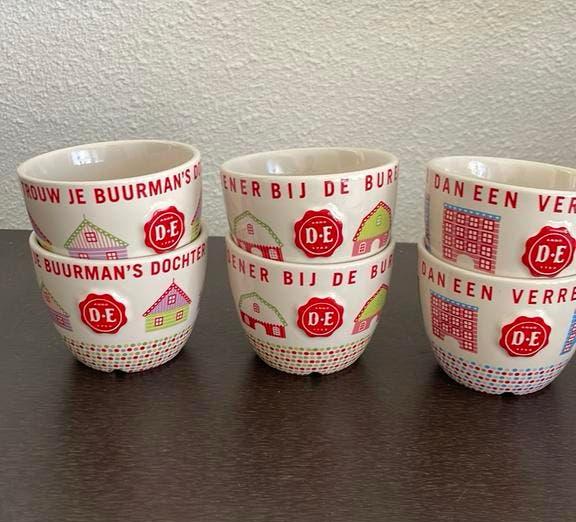 6 DE mokjes burendag, Huis en Inrichting, Keuken | Servies, Ophalen of Verzenden, Overige stijlen, Kop(pen) en/of Schotel(s)