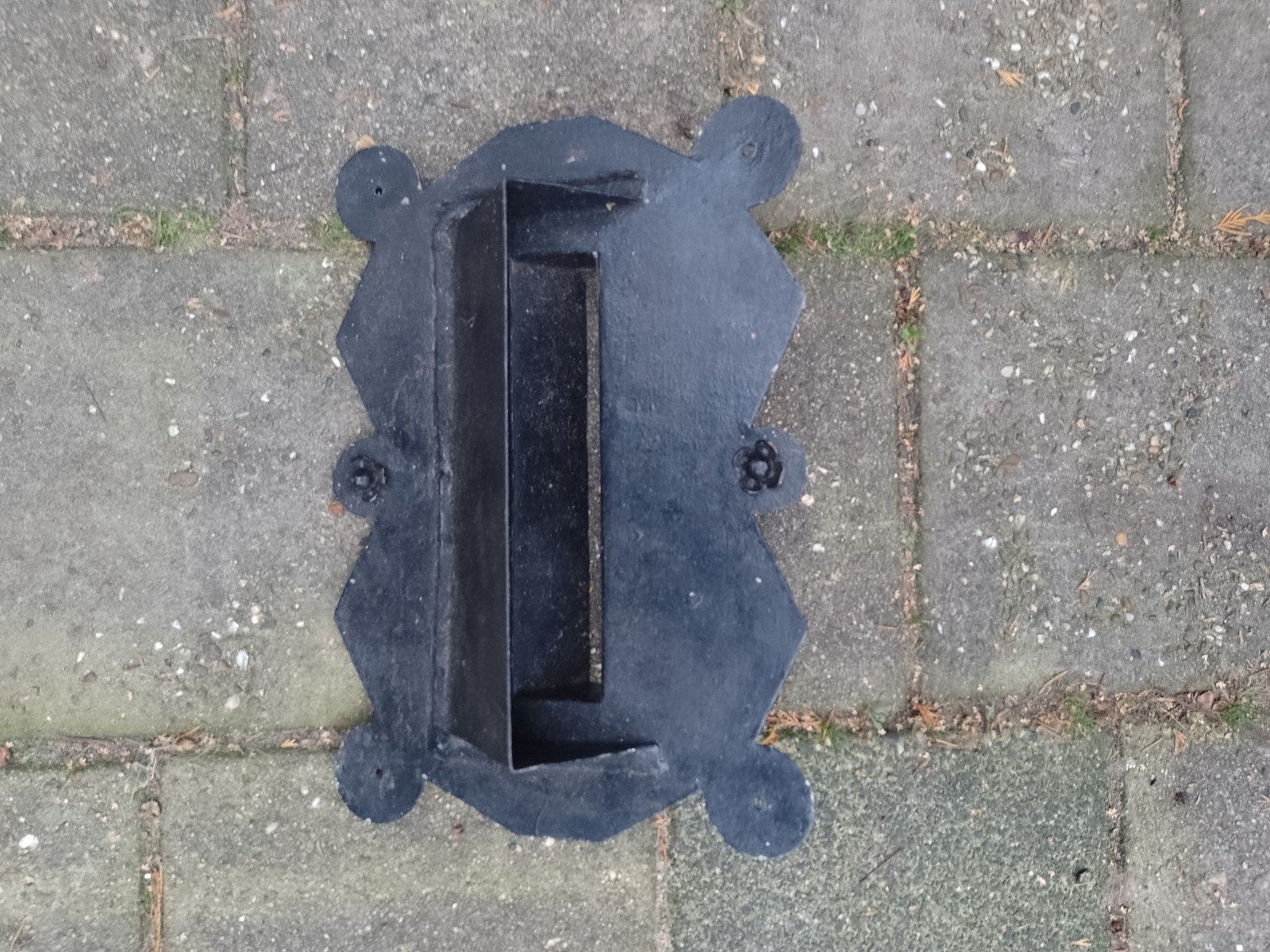 Zwarte metalen brievenbus met roosversiering - 40x30 cm, Ophalen of Verzenden, Gebruikt, IJzer, Wandbrievenbus