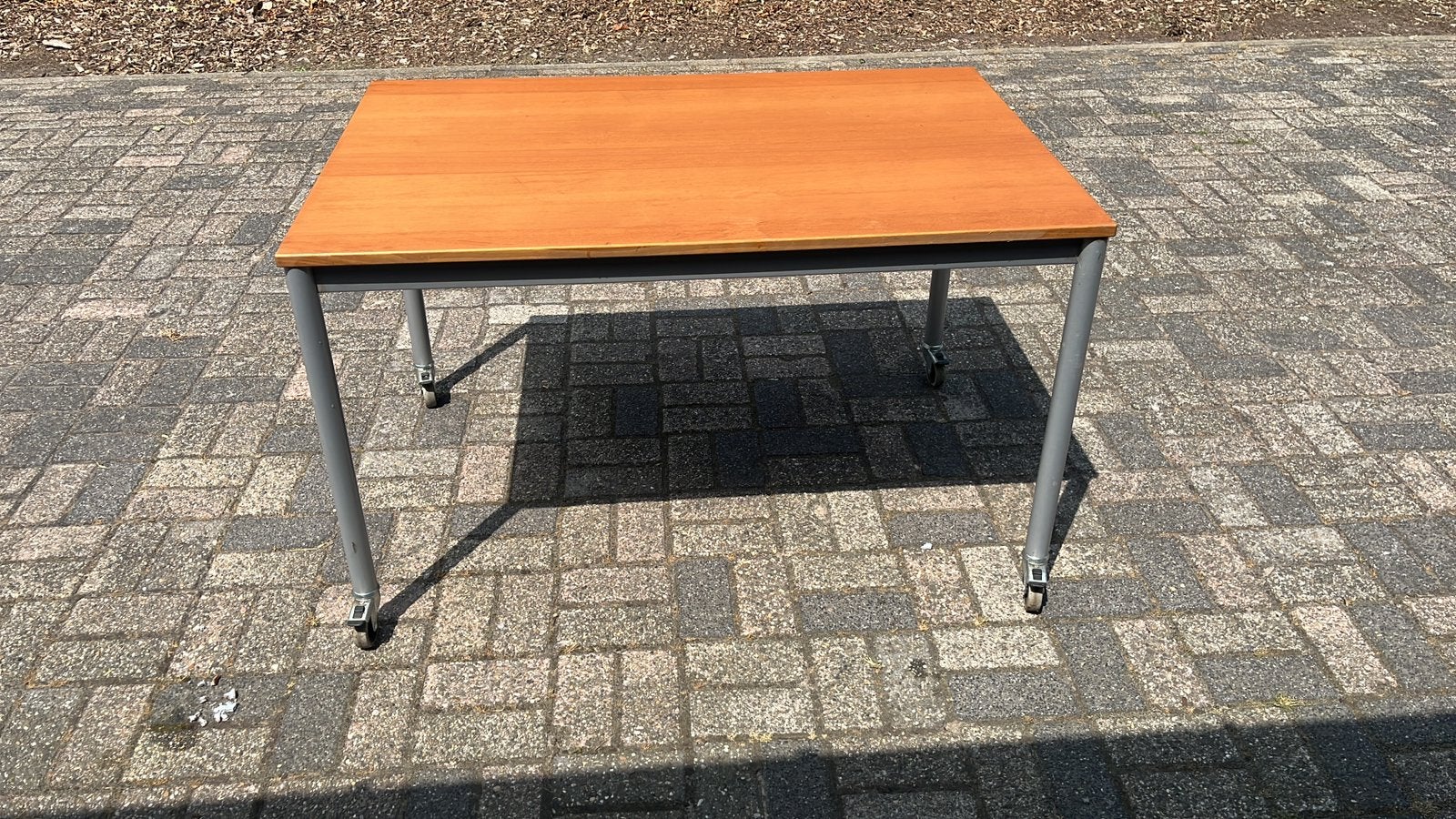 Tafel op wieltjes, Huis en Inrichting, Tafels | Statafels, Ophalen, Zo goed als nieuw