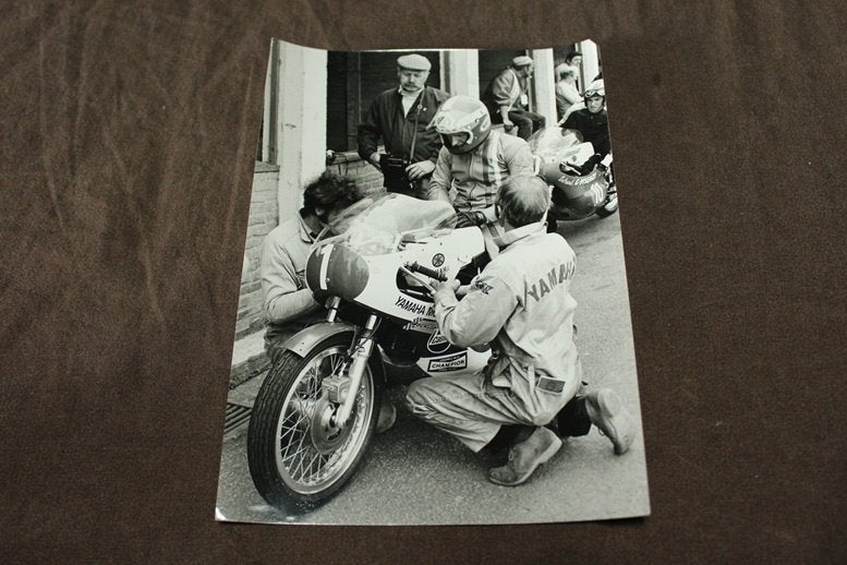 foto Yamaha racer in pits Middelburg ?? TT, Boeken, Ophalen of Verzenden, Gelezen