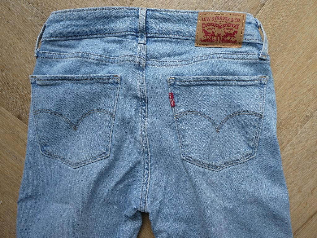 Mooie Levi 711 Skinny spijkerbroek maat 26-30, Blauw, Ophalen of Verzenden, Zo goed als nieuw, W27 (confectie 34) of kleiner