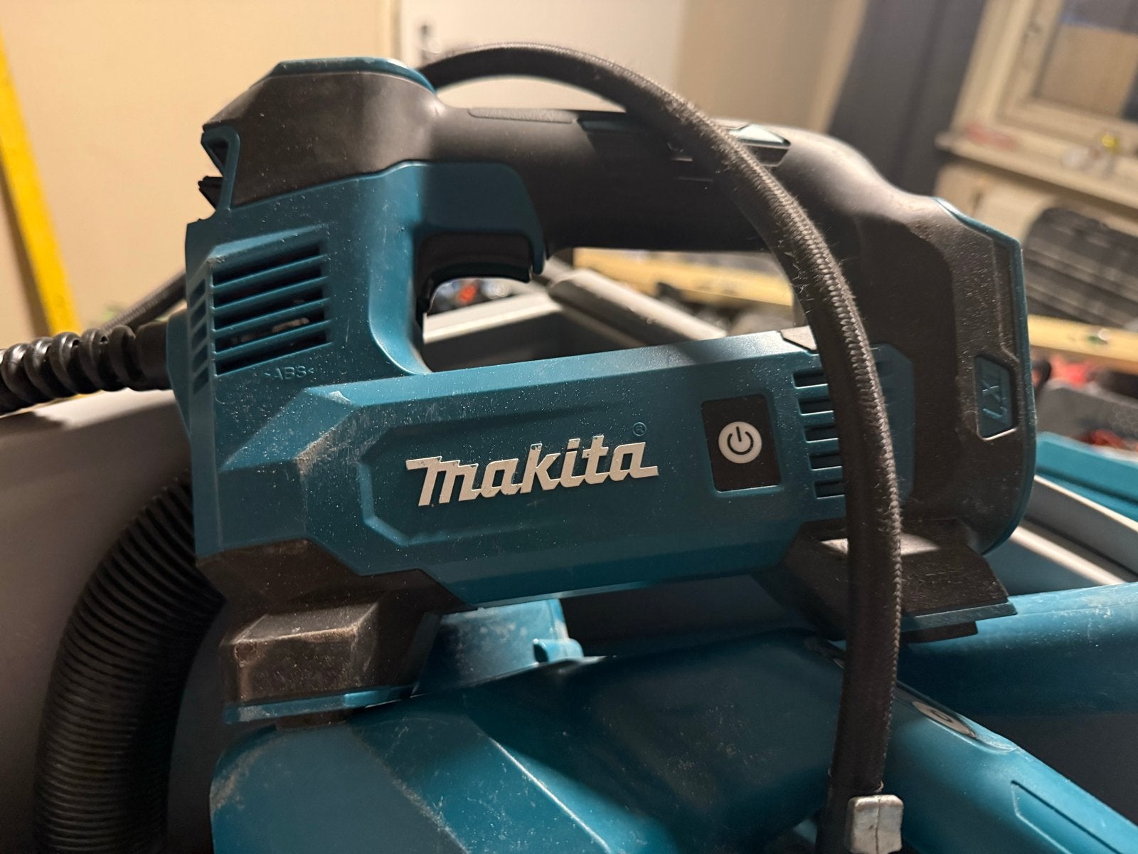 Compressor makita 18v, Doe-het-zelf en Verbouw, Compressors, Minder dan 25 liter, Ophalen, Zo goed als nieuw, Minder dan 200 liter/min