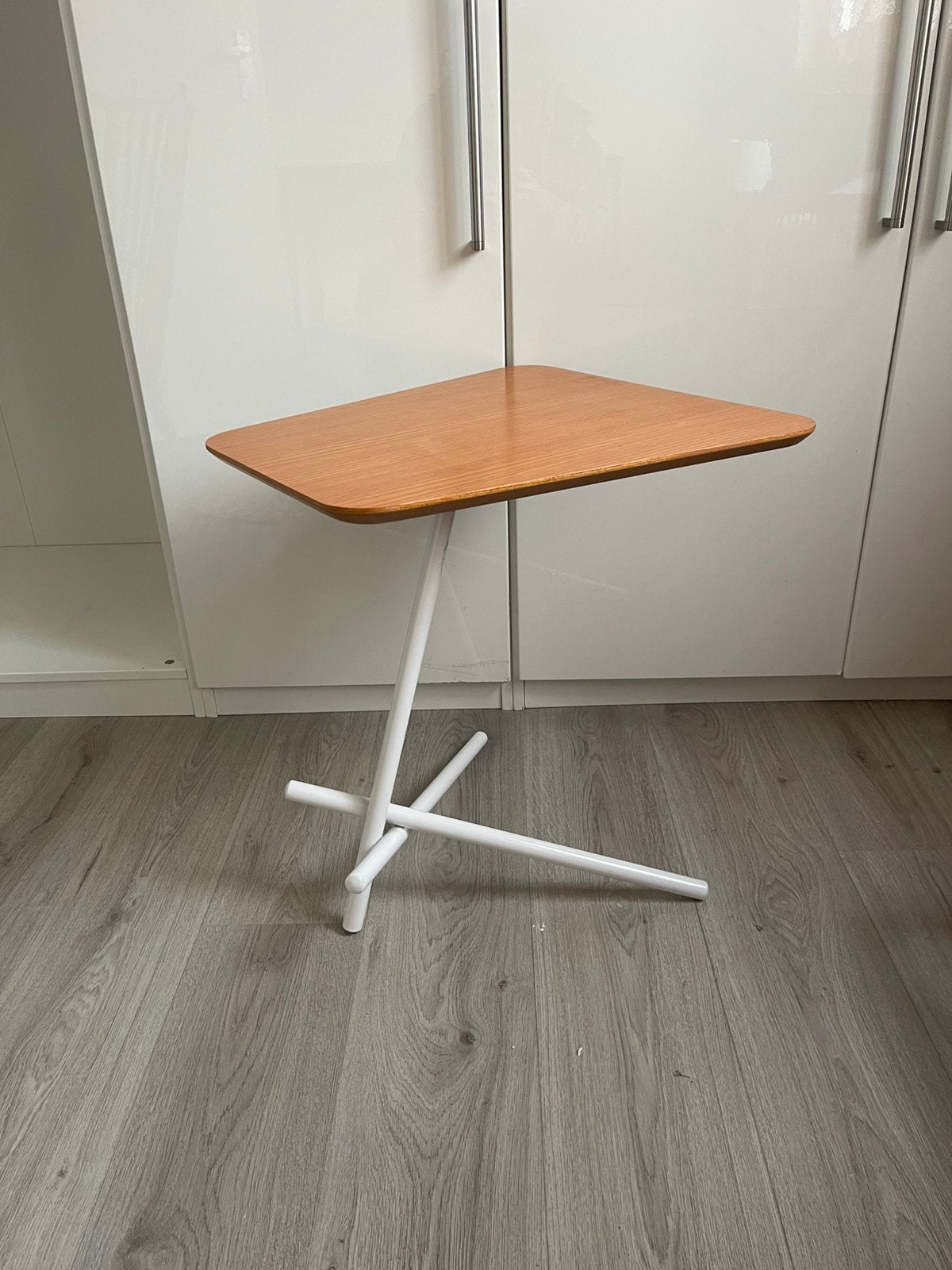 IKEA RYAN laptoptafel / bijzettafel (houtlook & wit), 50 – 75, Minder dan 50 cm, 50 tot 100 cm, Zo goed als nieuw