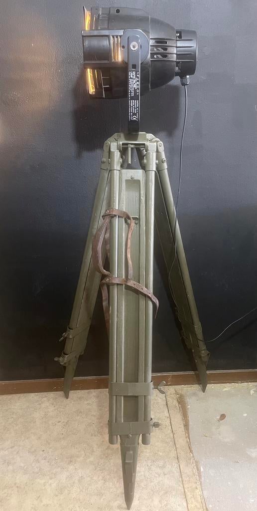 Theaterlamp op robuust statief uit tweede wereldoorlog., Ophalen of Verzenden, Zo goed als nieuw