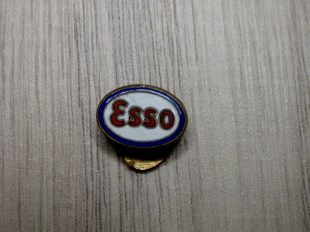 Geëmailleerde knoopsgatspeld Esso - W v. Veluw Zeist, Verzenden, Zo goed als nieuw, Merk, Speldje of Pin