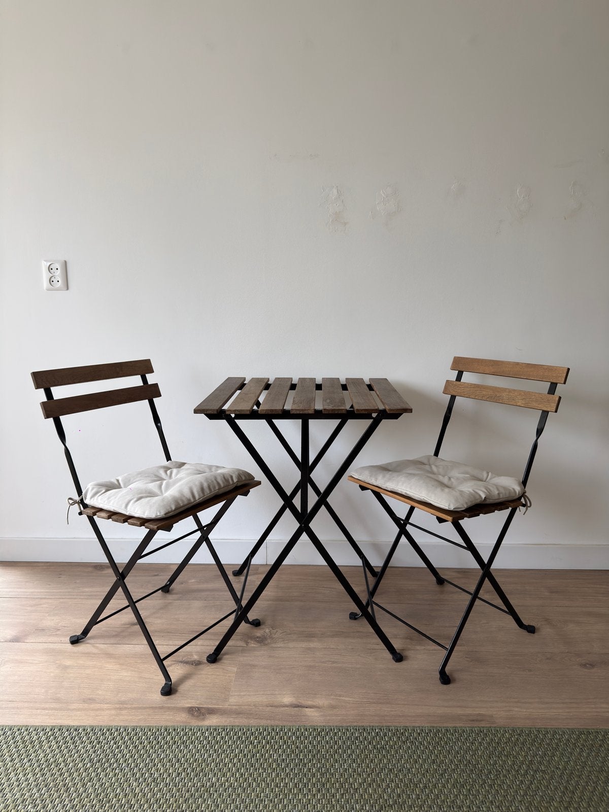 IKEA ASKHOLMEN Tuintafel met 2 stoelen en kussens, Tuin en Terras, Gebruikt, Eettafel, Tuinset, Hout