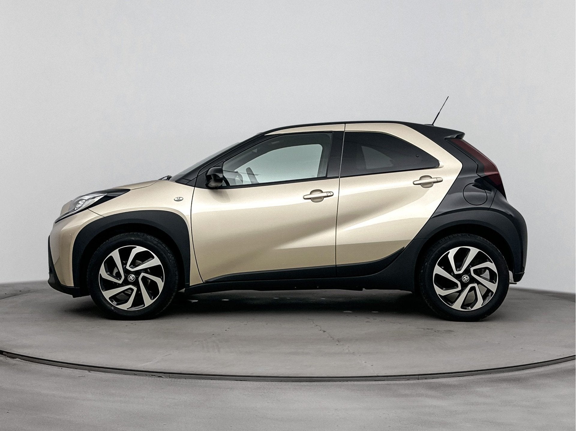 Toyota Aygo X 1.0 VVT-i MT Pulse (bj 2025), Auto's, 12 maanden, Stof, Gebruikt, 4 stoelen