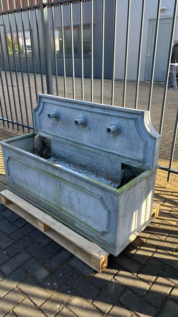 Decoratieve zinken waterbak met 3 uitlopen en pomp, Tuin en Terras, Waterpartijen en Fonteinen, Gebruikt, Waterornament, Overige materialen