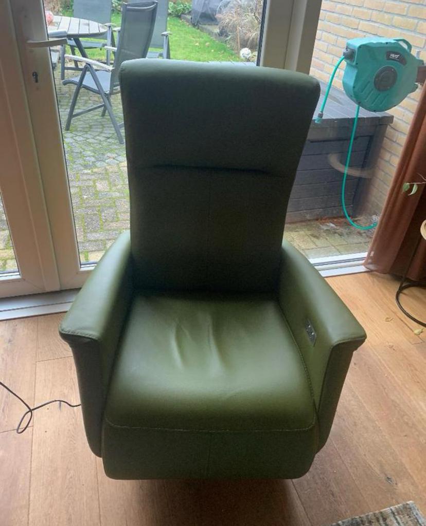 Comfortabele sta-op stoel  van leer, Huis en Inrichting, Fauteuils, Gebruikt, Minder dan 75 cm, Leer, Ophalen of Verzenden