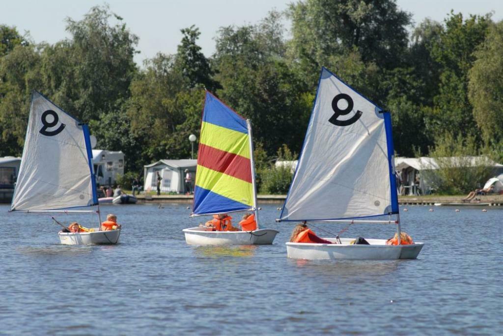 Vakantie Friesland : Kamperen-Bungalows-Caravans-Tenten, Vakantie, Wasmachine, Aan meer of rivier, Recreatiepark