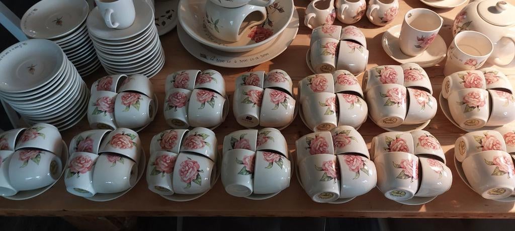 "a Rose is a Rose" Servies, Nieuw, Ophalen of Verzenden, Overige stijlen, Aardewerk