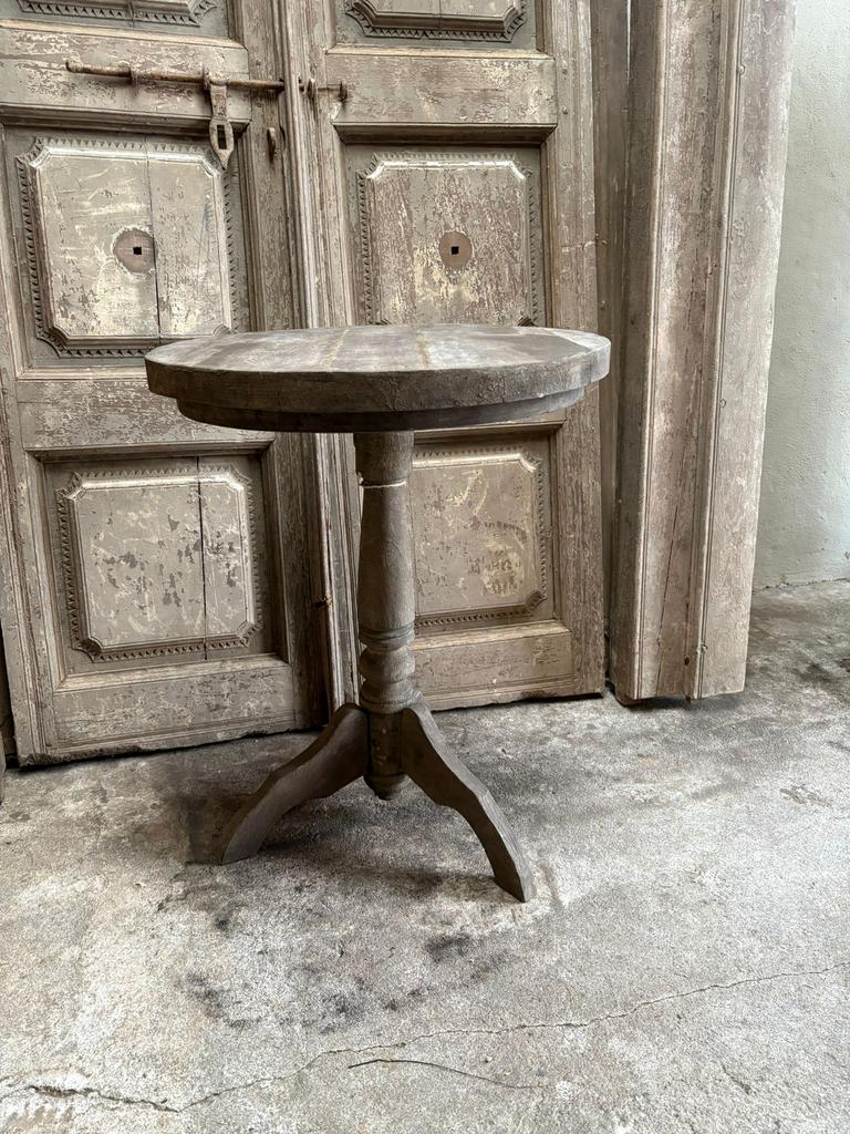 Vergrijsd houten wijntafel wijntafeltje bijzettafeltje, Ophalen of Verzenden, Gebruikt, Rechthoekig, Minder dan 55 cm
