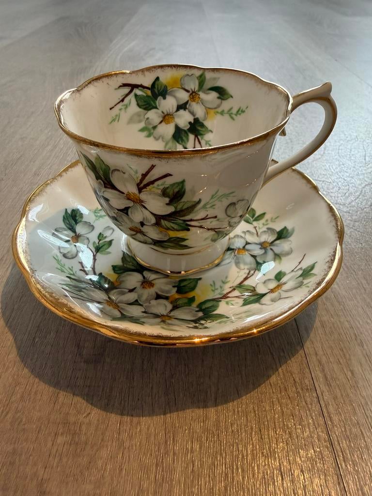 Royal Albert White Dogwood theekop en schotel: gravinvorm, Antiek en Kunst, Antiek | Servies los, Ophalen of Verzenden