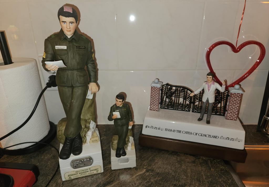 Unieke Elvis Presley Whiskeyflessen met Muziek – Set of Los, Verzamelen, Beelden en Beeldjes, Ophalen of Verzenden, Nieuw