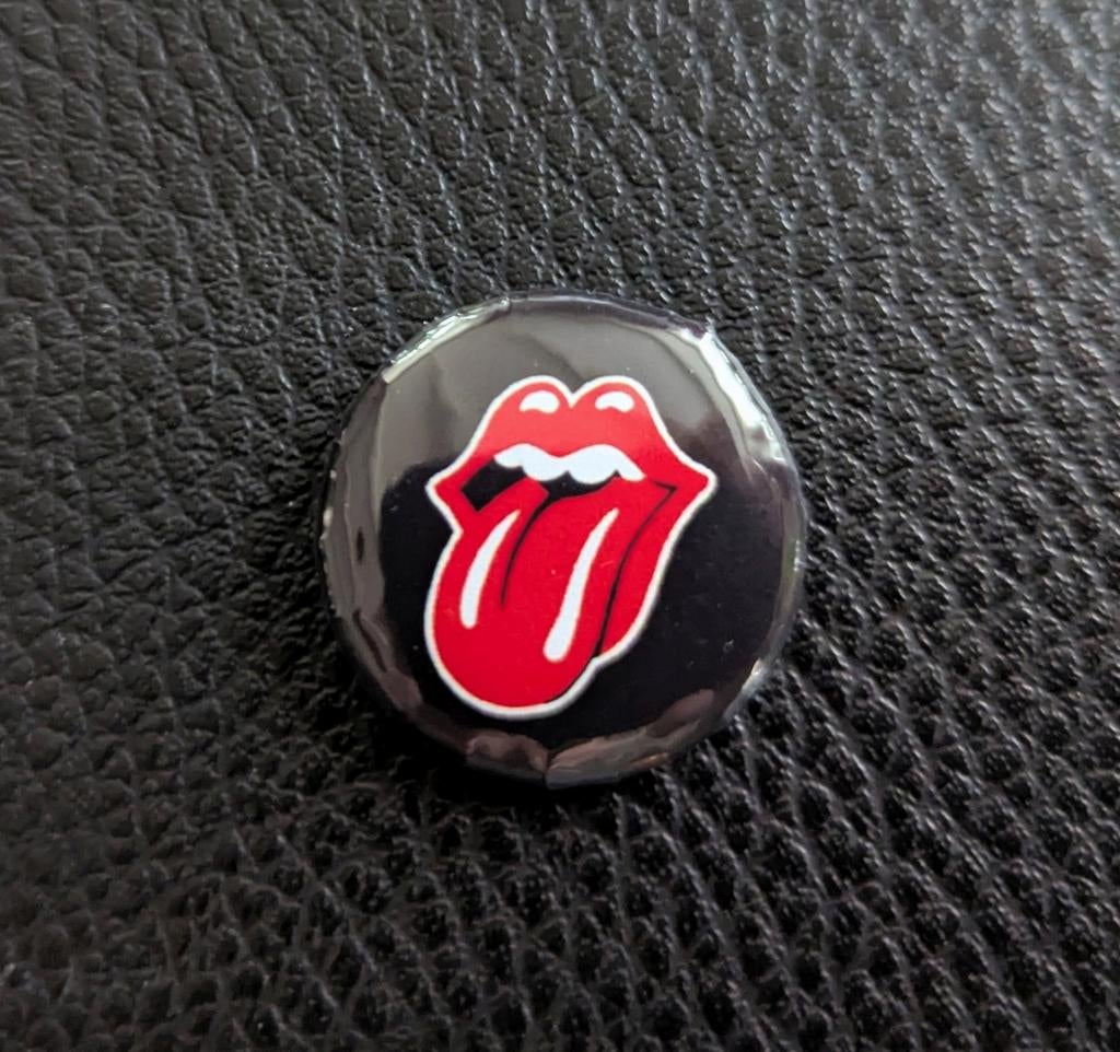 Muziek: Rolling Stones Button Speld Pin - Rood, Wit, Zwart, Verzamelen, Speldjes, Pins en Buttons, Ophalen of Verzenden, Nieuw