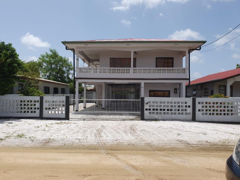 Vakantiehuis Te huur in Suriname Paramaribo, Benies-park, 8 personen, 4 of meer slaapkamers, Airconditioning, Stad