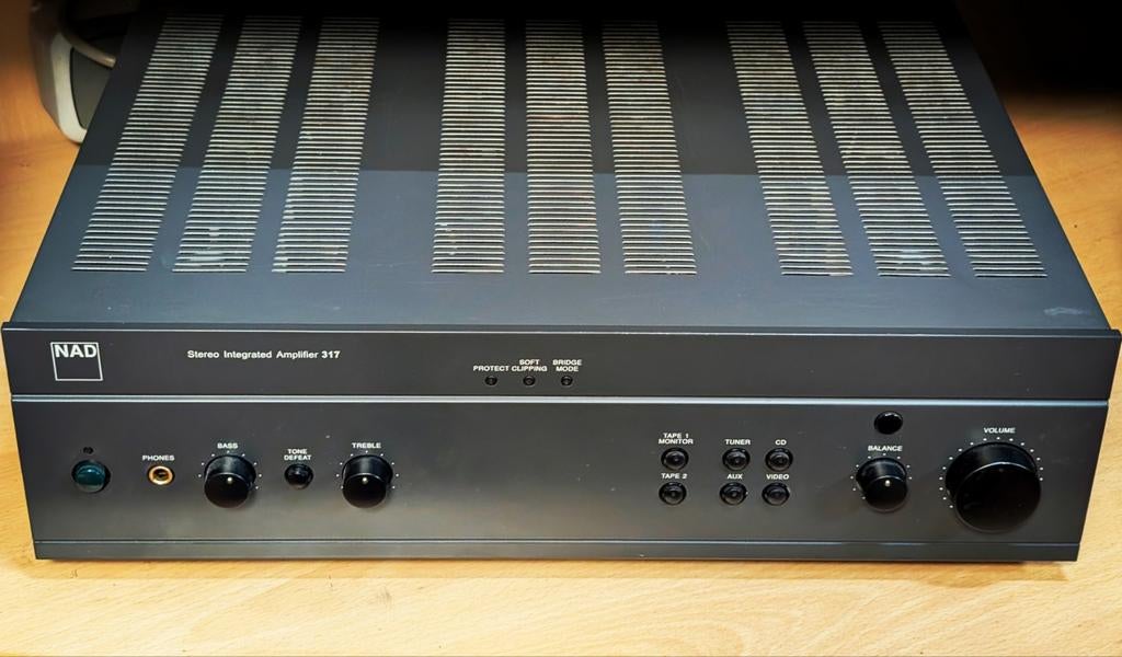NAD 317 • TOPSTAAT • 2 X 80W • GARANTIE • KLASSE VERSTERKER, Rick's Audio 
De Kempen 18 
6021PZ Budel 
+31 (0)495 785698
info@ricks-audio.com