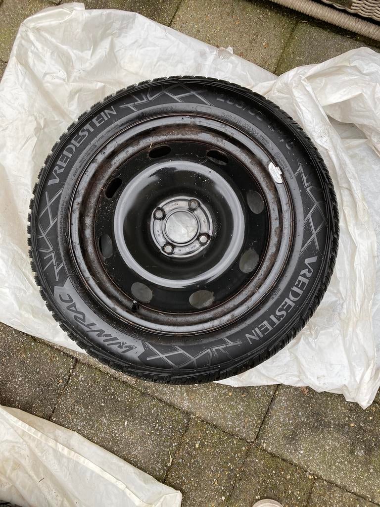 4 Vredestein Winterbanden op velg met peugeot wieldoppen, 16 inch, Banden en Velgen, Nieuw, Ophalen
